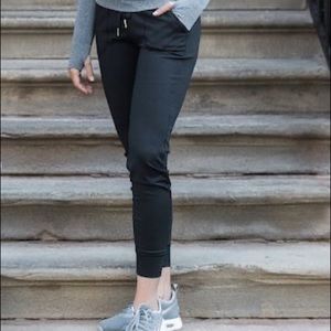 NWT black Zyia Unwind joggers size M